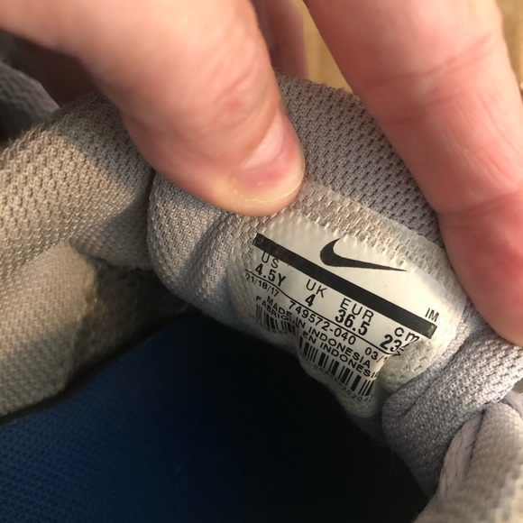 Nike Air Max Invigor Sneakers Shoes Black Wolf Grey Youth Size 4.5 - Picture 4 of 7